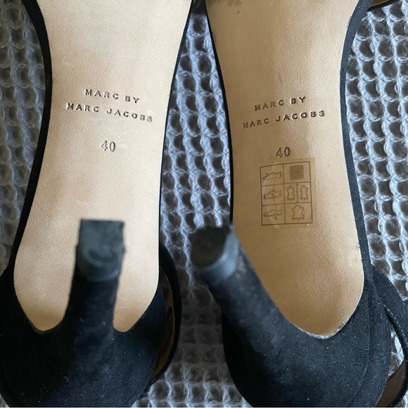 Marc Jacobs Black Suede Ankle Strap Open Toe Heel - Picture 10 of 10
